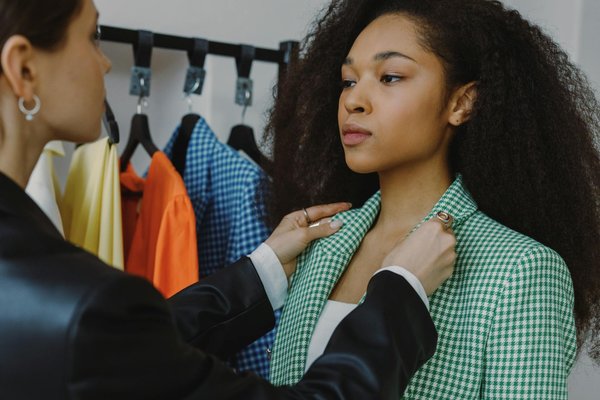 What Are the Latest Trends in Women's Fashion for an Unforgettable Shopping Experience?